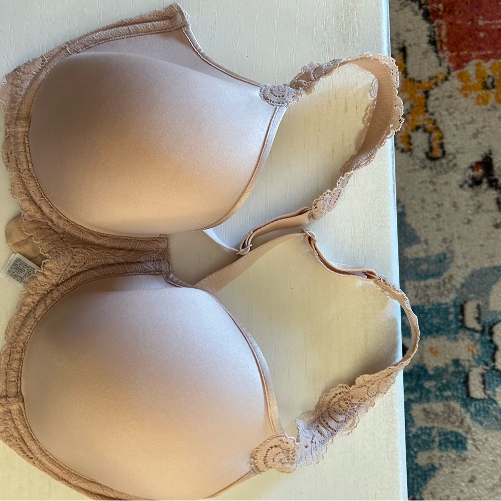 Wacoal beige underwire bra. 36D